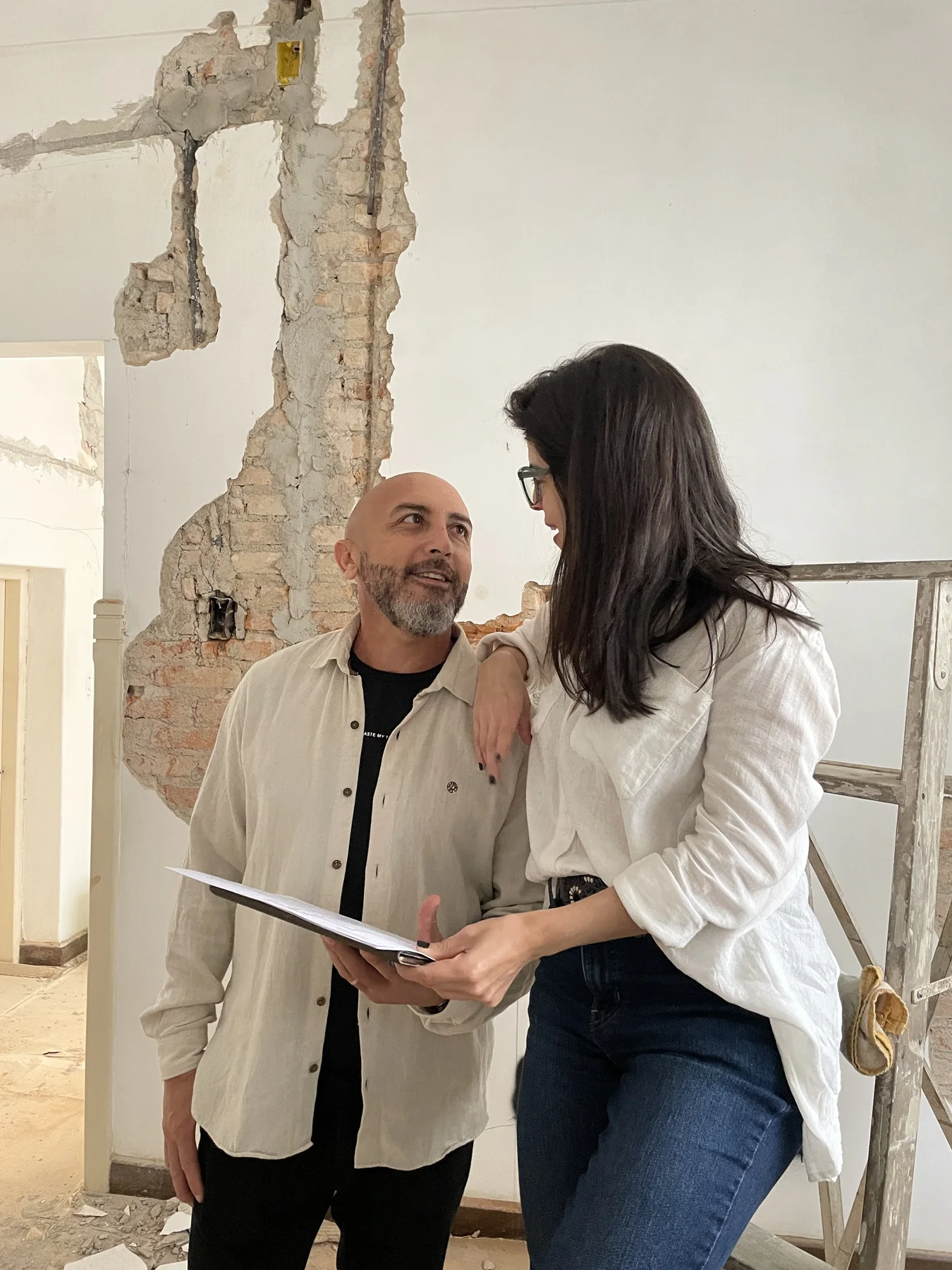 Casal de sócios revisando projeto
