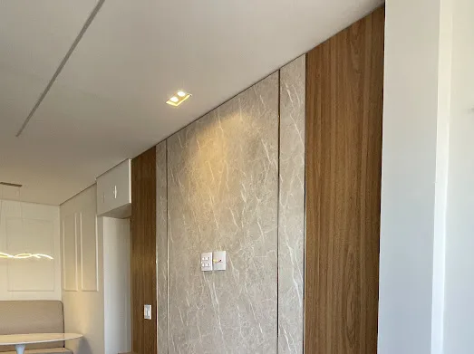 Projeto 02 — sala com painel madeira e mármore
