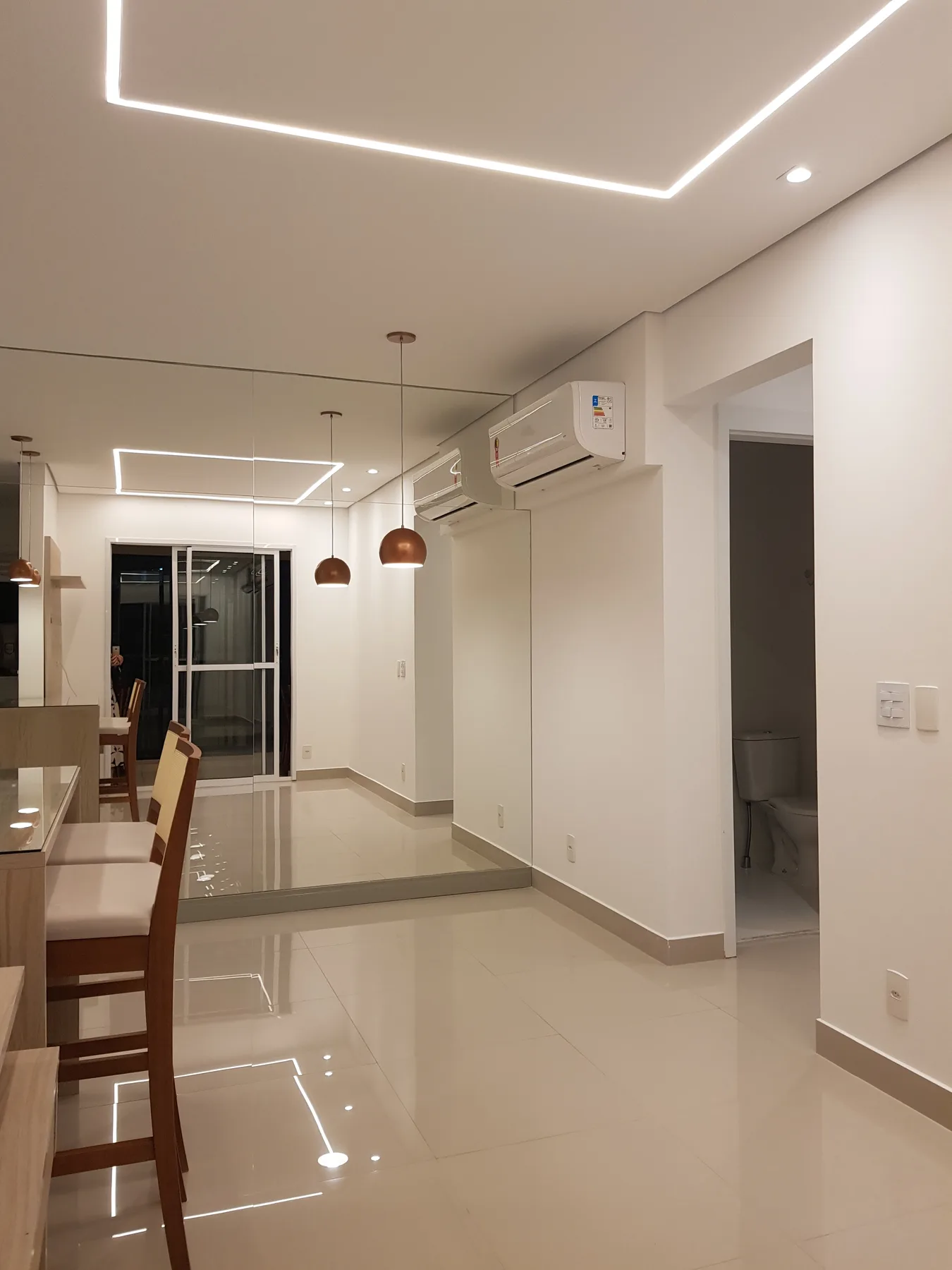 Projeto 03 — living integrado com pendentes cobre